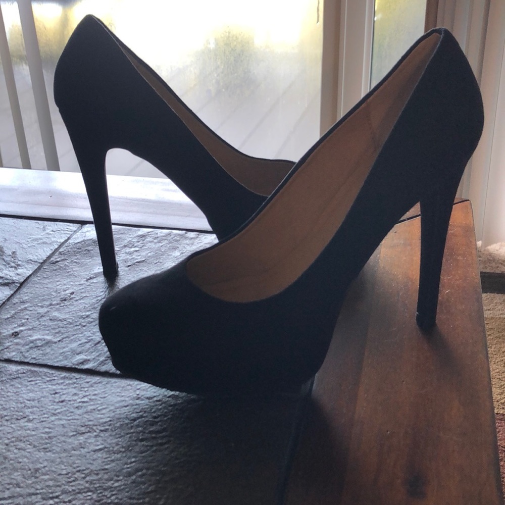 Women’s sexy pumps.